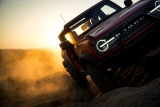 2021 Ford Bronco™ 2-door Race Red Badlands™ 
